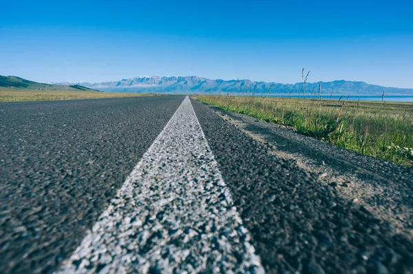 Strada Asfaltata Vicino Mare Sotto Cielo Blu — Foto Stock