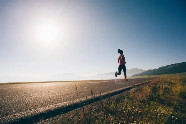 Junge Fitness Sportlerin Läuft Auf Landstraße — Stockfoto