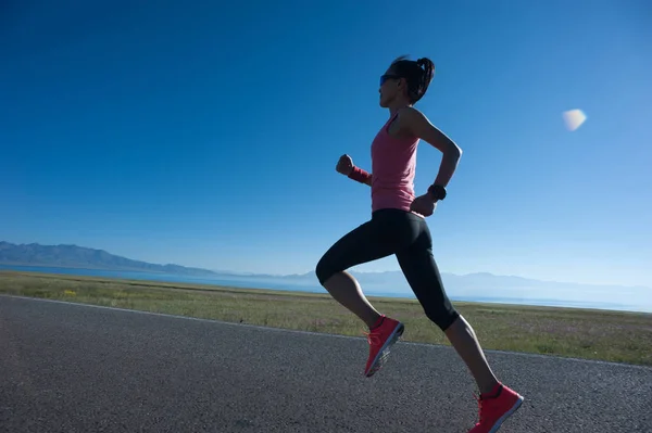 Unga Fitness Sportig Kvinna Kör Landsväg — Stockfoto