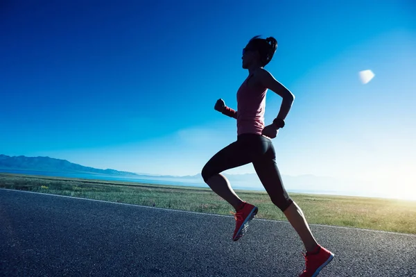 Junge Fitness Sportlerin Läuft Auf Landstraße — Stockfoto