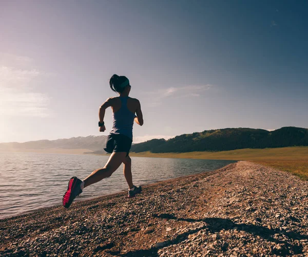 Jovem Fitness Mulher Desportiva Correndo Beira Mar Rochoso — Fotografia de Stock