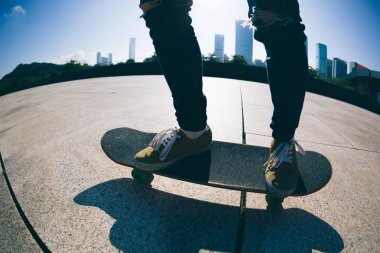 Kaykaycı skatepark kaykay görüntü kırpılmış 