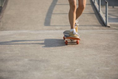 Kaykaycı skatepark içinde pratik görüntü kırpılmış