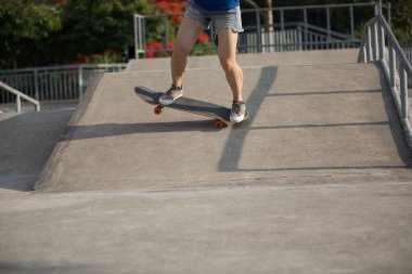 Kaykaycı skatepark içinde pratik görüntü kırpılmış