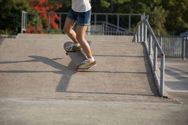 Kaykaycı skatepark içinde pratik görüntü kırpılmış