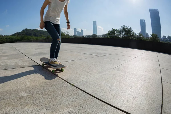 滑板滑板在 Skatepark 的裁剪图像 — 图库照片