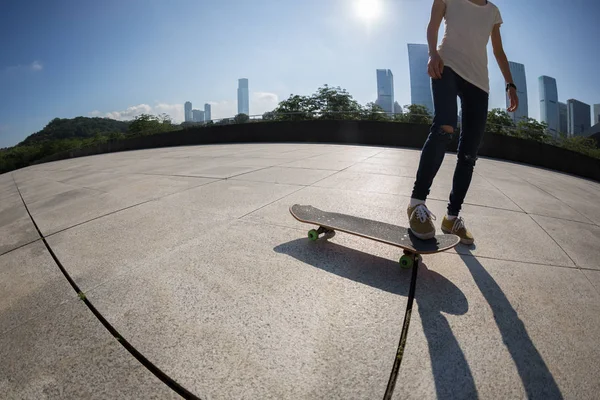 Imagen Recortada Del Skateboard Skateboard Skatepark —  Fotos de Stock