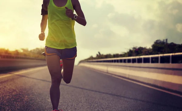 Imagen Recortada Joven Mujer Fitness Corriendo Por Carretera Ciudad —  Fotos de Stock