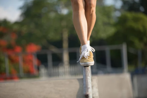 Piernas Caminando Tubo Acero Con Equilibrio — Foto de Stock