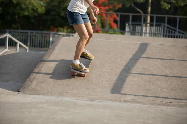 Imagen Recortada Del Skater Practicando Skatepark — Foto de Stock