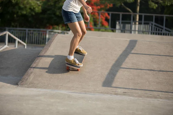 Geschnittenes Bild Von Skateboarder Der Skatepark Übt — Stockfoto