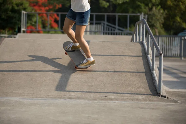 Geschnittenes Bild Von Skateboarder Der Skatepark Übt — Stockfoto