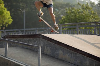 Kaykaycı skatepark rampa üzerinde kaykay görüntü kırpılmış