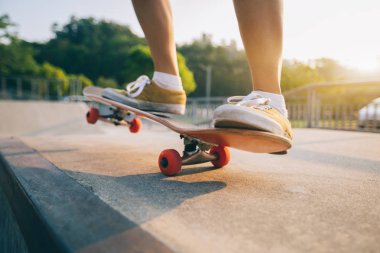 Kaykaycı skatepark rampa üzerinde kaykay görüntü kırpılmış