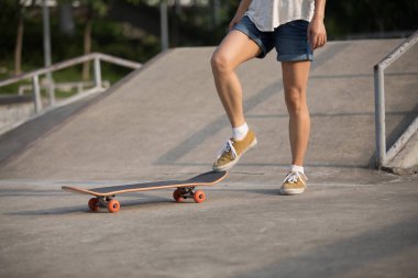 Kaykaycı skatepark içinde pratik görüntü kırpılmış