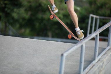 Kaykaycı skatepark rampa üzerinde kaykay görüntü kırpılmış
