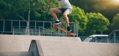 Kaykaycı skatepark rampa üzerinde kaykay görüntü kırpılmış