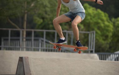 Kaykaycı skatepark rampa üzerinde kaykay görüntü kırpılmış