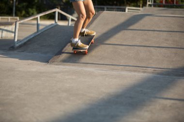 Kaykaycı skatepark rampa üzerinde kaykay görüntü kırpılmış