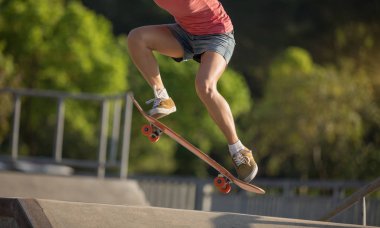 Kaykaycı skatepark rampa üzerinde kaykay görüntü kırpılmış