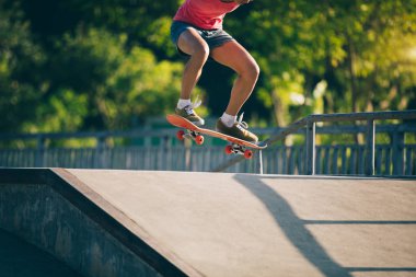 Kaykaycı skatepark rampa üzerinde kaykay görüntü kırpılmış