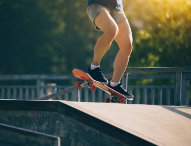 Kaykaycı skatepark rampa üzerinde kaykay görüntü kırpılmış
