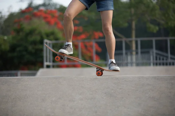 Immagine Ritagliata Skateboarder Praticare Skatepark — Foto Stock