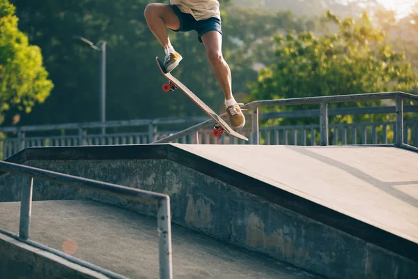 Kaykaycı skatepark rampa üzerinde kaykay görüntü kırpılmış