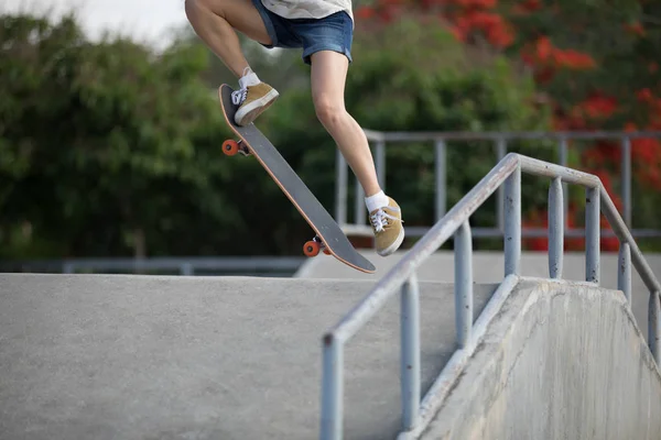 Immagine Ritagliata Skateboarder Skateboard Sulla Rampa Skatepark — Foto Stock