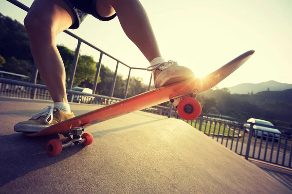 Oříznout Obrázek Skateboardista Skateboarding Rampě Skatepark — Stock fotografie