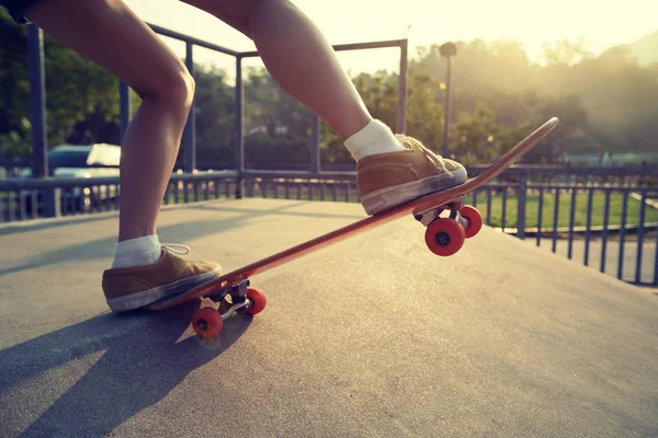 滑板滑板在 Skatepark 坡道上的裁剪图像 — 图库照片