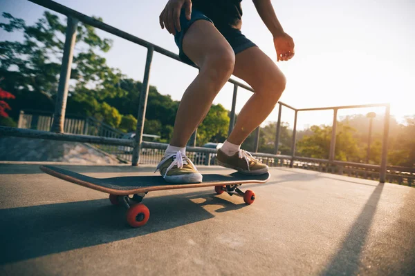 Imagen Recortada Skateboarder Skateboarding Rampa Skatepark —  Fotos de Stock