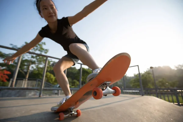 Młoda Kobieta Skater Skateboarding Rampie Skatepark — Zdjęcie stockowe