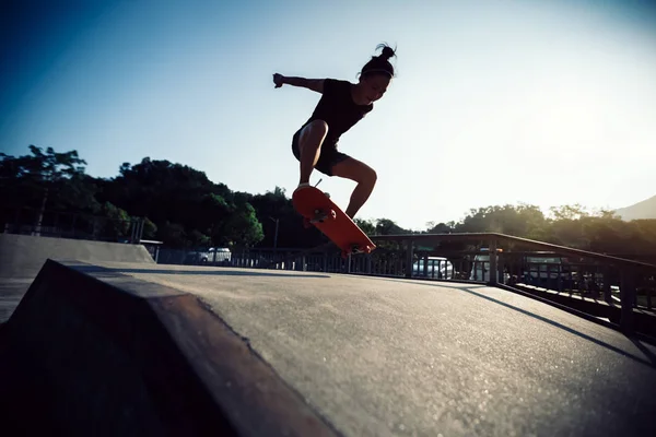 Skatepark 坡道上的年轻女性滑板滑板 — 图库照片