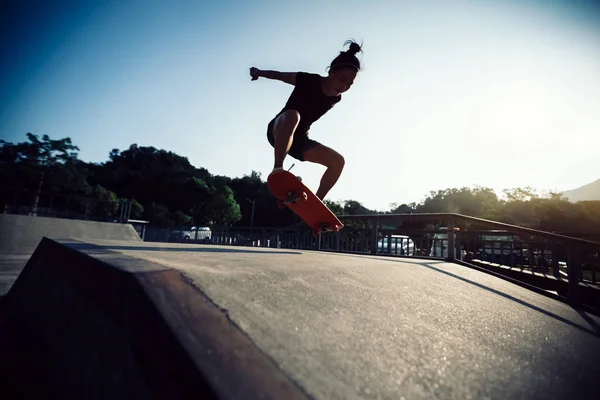 Jeune Femme Skateboarder Skateboard Sur Rampe Skatepark — Photo