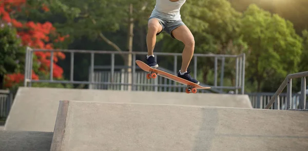 Bijgesneden Afbeelding Van Skateboarder Skateboarden Skatepark Oprit — Stockfoto