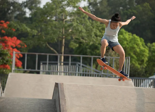 Jeune Femme Skateboarder Skateboard Sur Rampe Skatepark — Photo