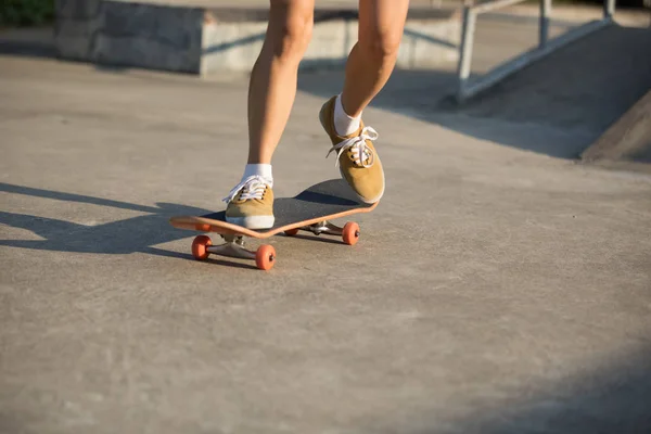 Oříznout Obrázek Skateboardista Skateparku — Stock fotografie