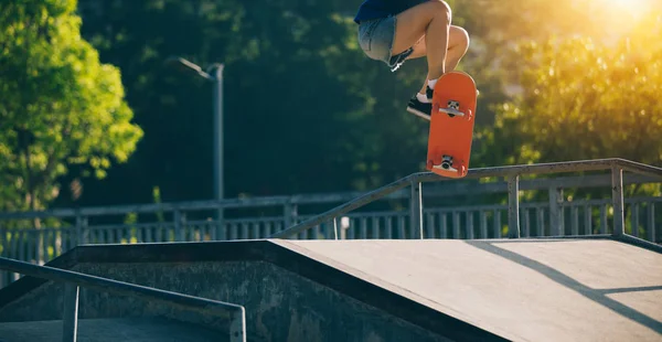 Imagen Recortada Del Skater Practicando Skatepark — Foto de Stock