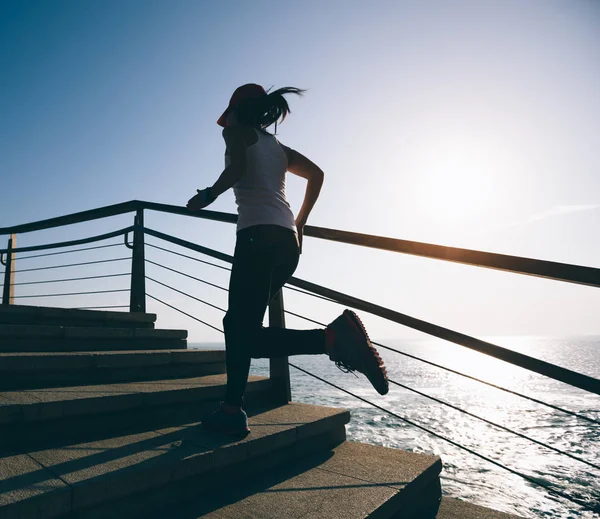 Sportig Fitness Kvinnlig Löpare Som Springer Upp Havet Trappor — Stockfoto