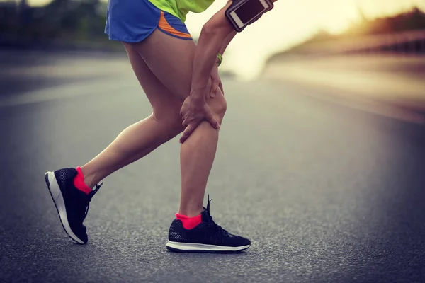 Sportiva Che Soffre Dolore Ginocchio Mentre Corre Sulla Strada Della — Foto Stock