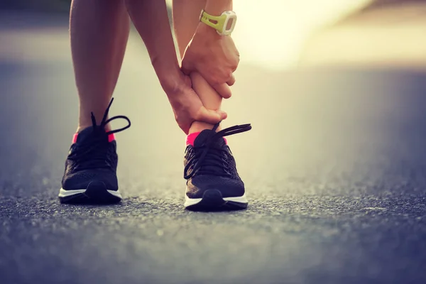 Sportswoman Suffering Sports Injury While Running City Street — Stock Photo, Image