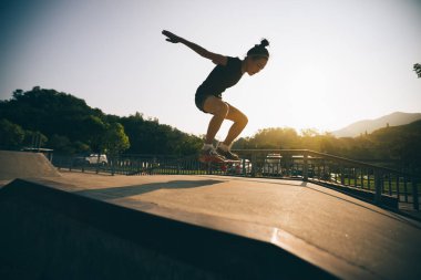 kaykaycı skatepark üzerinde yaz akşamı sırasında kaykay 