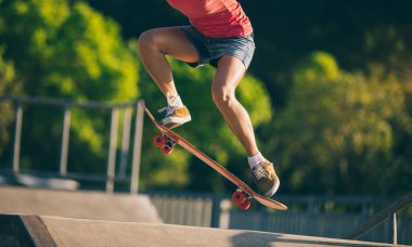 kaykaycı skatepark üzerinde yaz akşamı sırasında kaykay 
