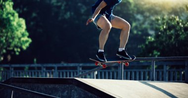 kaykaycı skatepark üzerinde yaz akşamı sırasında kaykay 