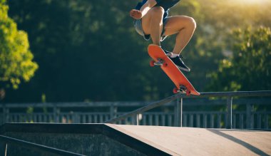 kaykaycı skatepark üzerinde yaz akşamı sırasında kaykay 