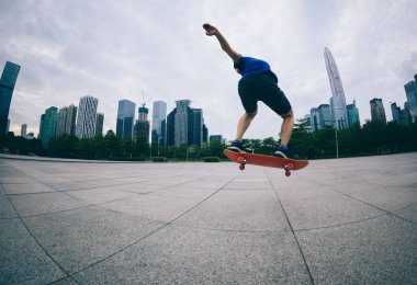 kaykay üzerinde kentsel şehir sürme kaykaycı