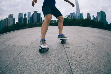 Kentsel sürme freeline kaykaycı görüntü kırpılmış