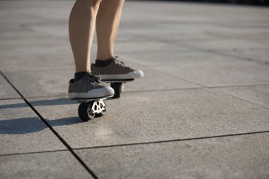 Kentsel sürme freeline kaykaycı görüntü kırpılmış