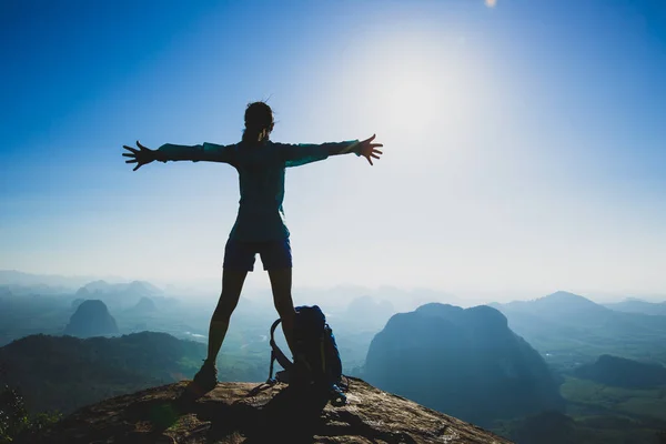 Succesvolle Juichende Jonge Vrouw Wandelaar Met Uitgestrekte Armen Bergtop Tijdens — Stockfoto